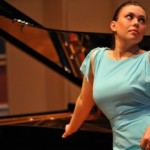La bella pianista russa Olga Domnina, domenica 15, inaugura la stagione della Sollima