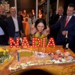 Dodici torte per il compleanno della giornalista Nadia La Malfa, bella in giallo
